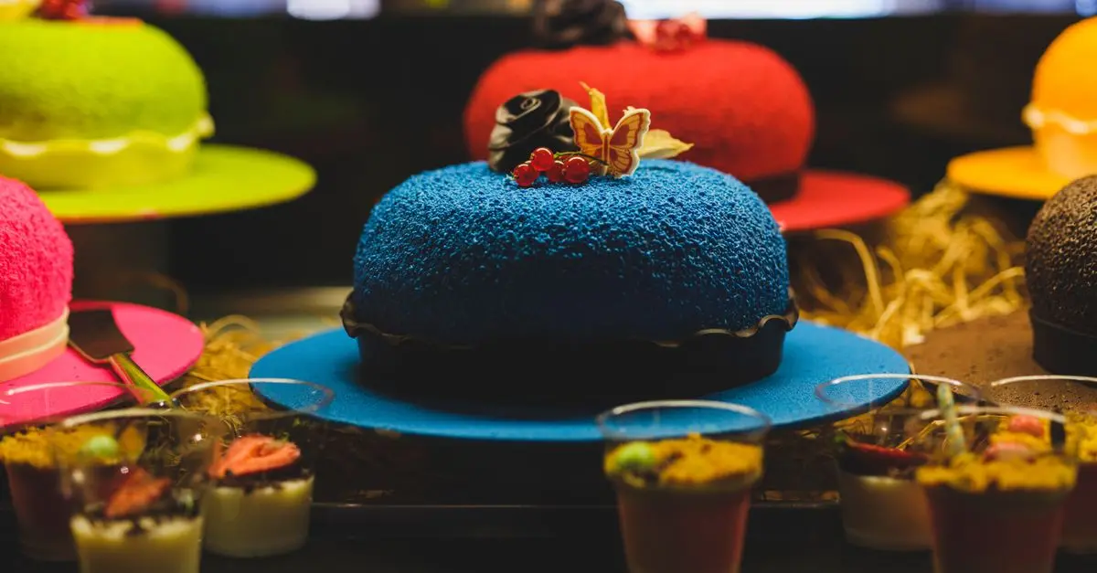 Comment réussir un cake design tendance : techniques et astuces