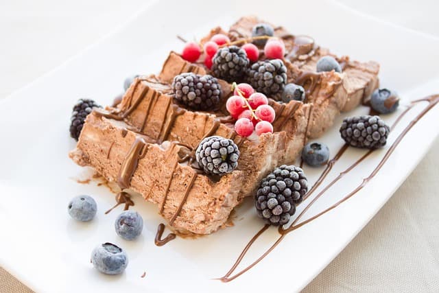 Comment réussir un gâteau aux fruits frais parfaitement moelleux